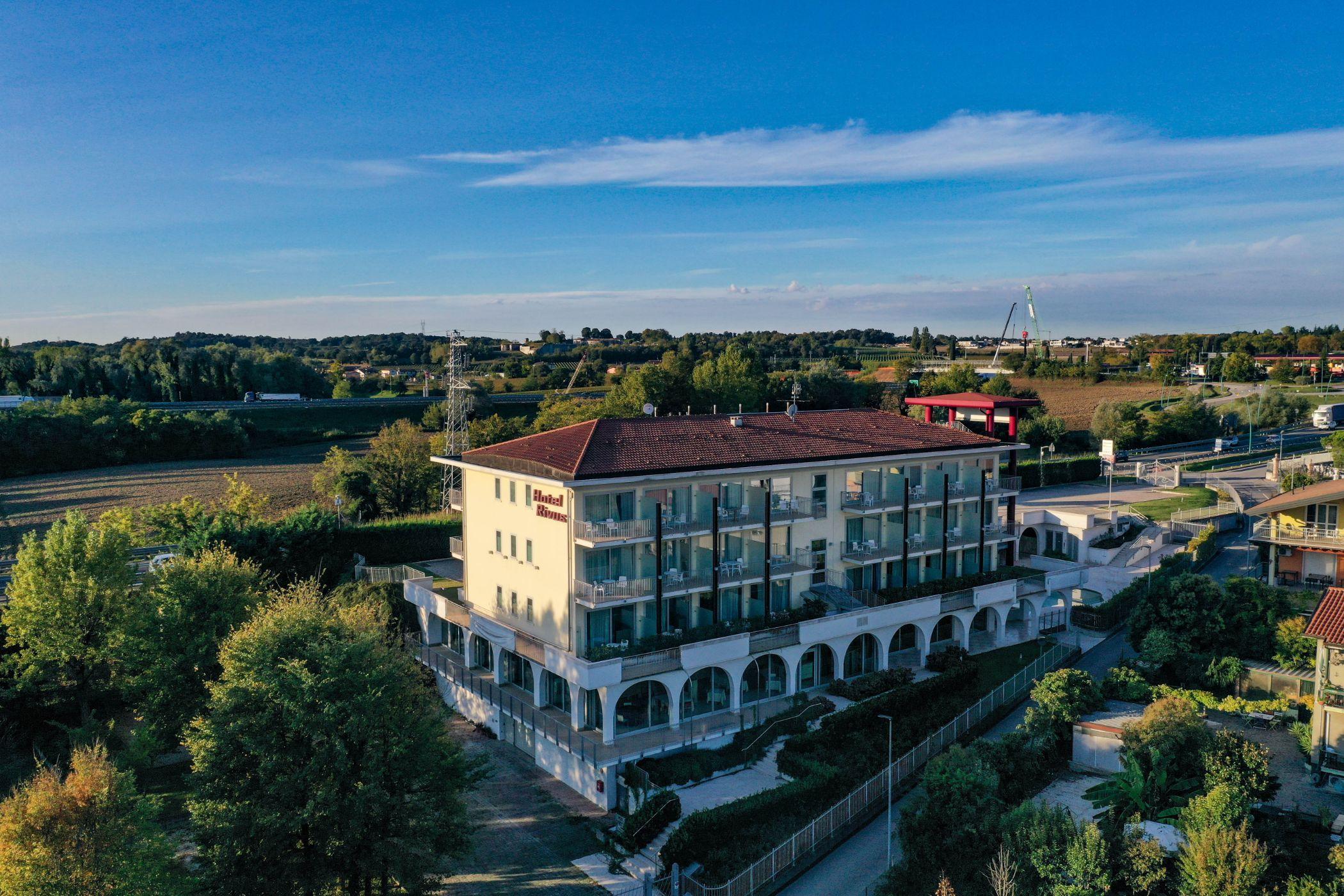 Hotel Rivus Peschiera del Garda Bagian luar foto