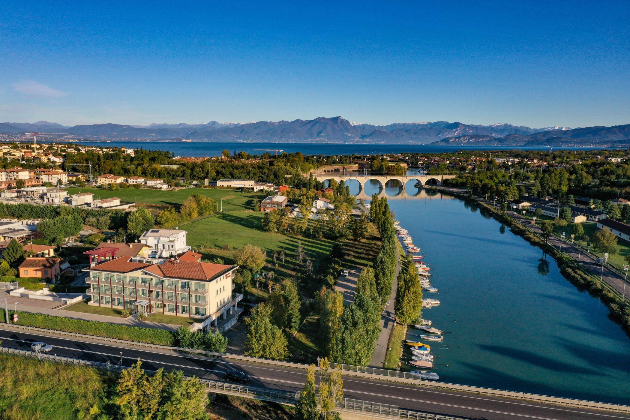 Hotel Rivus Peschiera del Garda Bagian luar foto