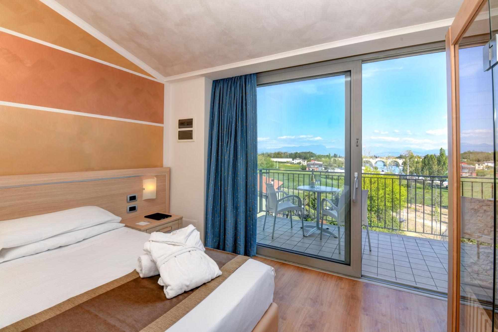 Hotel Rivus Peschiera del Garda Bagian luar foto