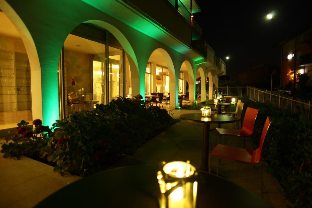 Hotel Rivus Peschiera del Garda Bagian luar foto