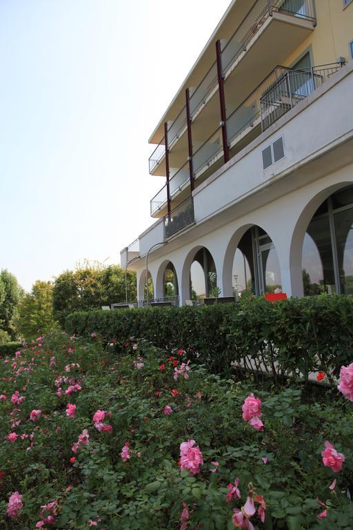 Hotel Rivus Peschiera del Garda Bagian luar foto